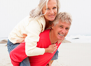 Couple heureux sur la plage