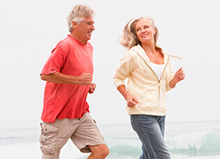 Couple senior actif et en forme